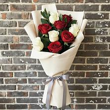 Букет красно-белые розы в Ахтырском Букет цветов из:  Розы в Ахтырском