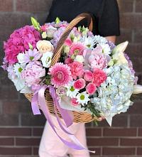 Композиция солнечный день в Ахтырском Цветочная композиция из Розы, Хризантемы, Пионы и Лизиантусы в корзине в Ахтырском