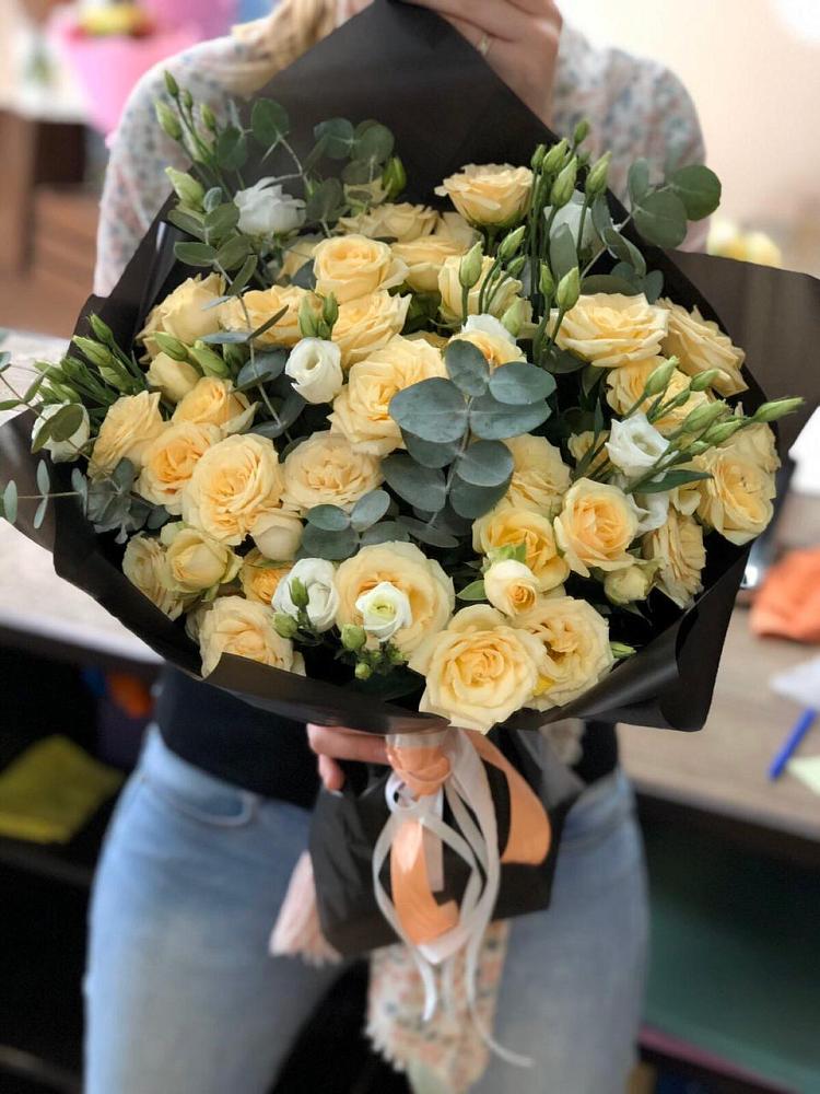 Букет птица счастья в Ахтырском Букет цветов из: Розы и Лизиантусы в Ахтырском