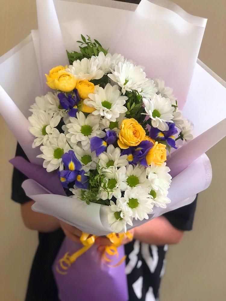 Букет солнечный привет в Ахтырском Букет цветов из: Ирисы, Хризантемы и Розы в Ахтырском